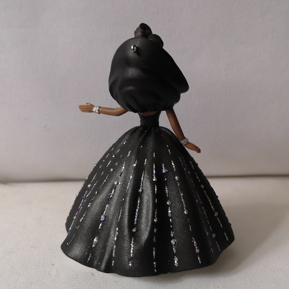 Vintage 1998 Hallmark "African-American Holiday Barbie" Ornament in Original Box - Picture 5 of 7